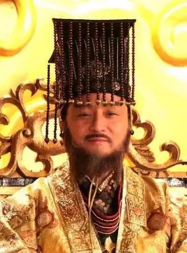 隋文帝在建立开皇盛世之后，进入其晚年执政时期。隋文帝一改之前的勤勉谨慎，醉心于以