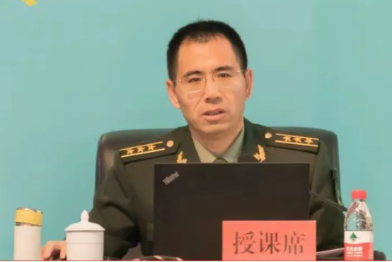 1979年，46岁光棍收养2月大男婴，含辛茹苦把他养大，40年后，男孩成为上校军