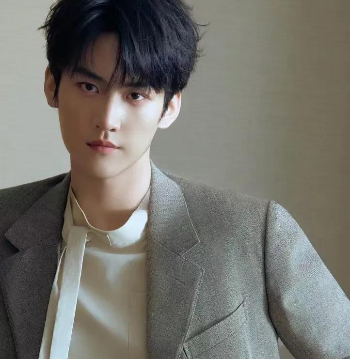 我越来越不理解
男人为什么都这么喜欢抽烟啊，内娱好多男明星都喜欢抽烟，抽就算了还