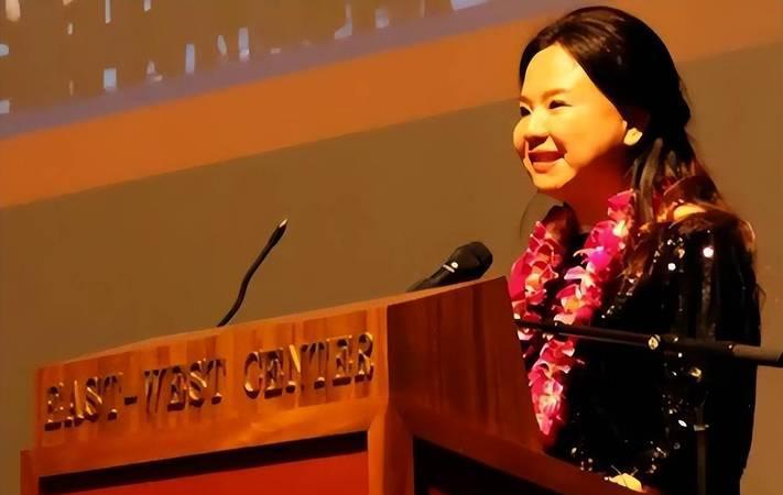 给美国豪捐96亿？还拖欠中国员工薪资，“中国女首善”人设崩塌。
2017年秋天，