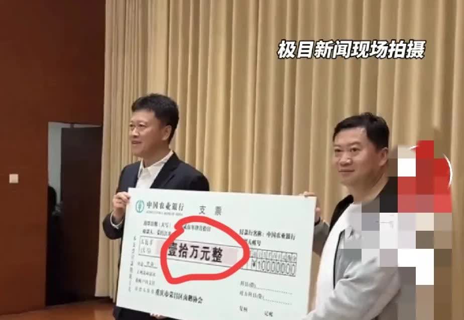 甲亢哥来旅游的最大受益者出现了！
不是湖南，也不是大张伟！
竟然是粘着甲亢哥