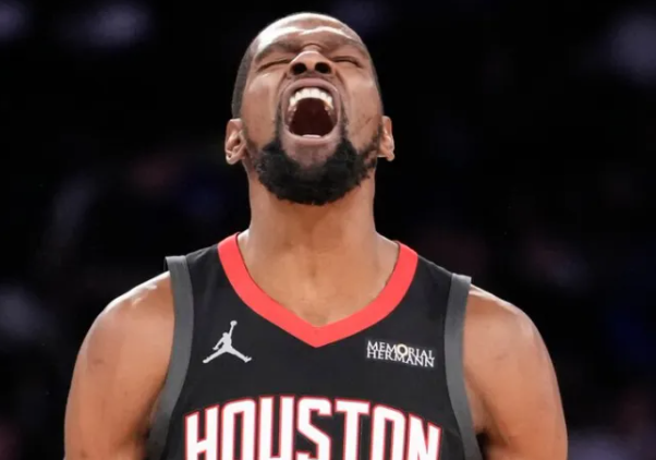 火箭球星凯文-杜兰特谈到了2028年为美国队征战奥运会的话题。
“我对于美国篮球