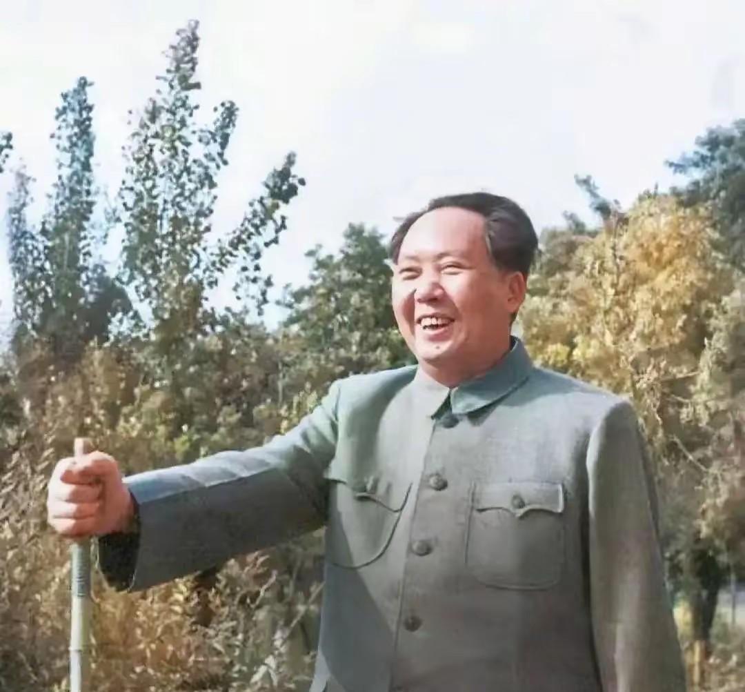 看到老人家不同的照片，我都会收藏在手机相册里，这是一份敬仰、尊重和爱戴。
老人家