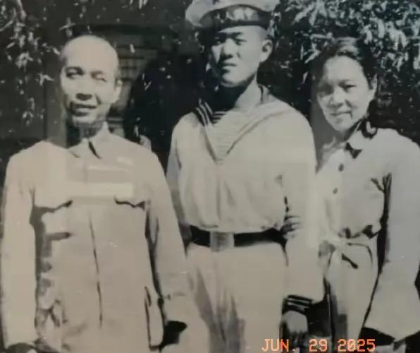 珍贵的一张老照片。
1951年，李富春，蔡畅与在延安时期抚养过的项英之子阿毛在一