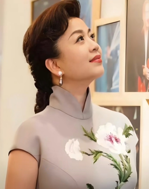 中国著名女高音歌唱家张也近照，漂亮吗？你可知道她已经57岁了？

