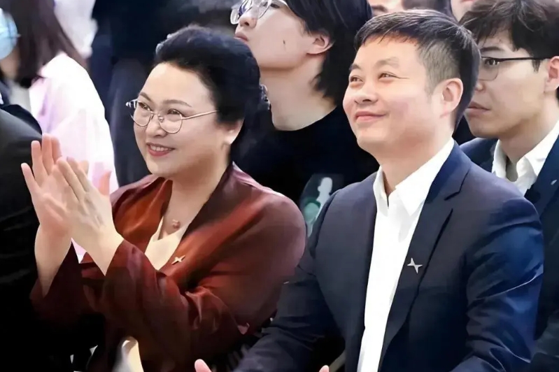 小鹏汽车为何把工厂选在肇庆：

肇庆距广州核心城区仅50公里，1小时车程可达小鹏