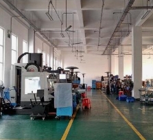 今天儿子说他们公司老总在车间转的时候，发现一个纹身的工人。直接被辞退了。以前天气
