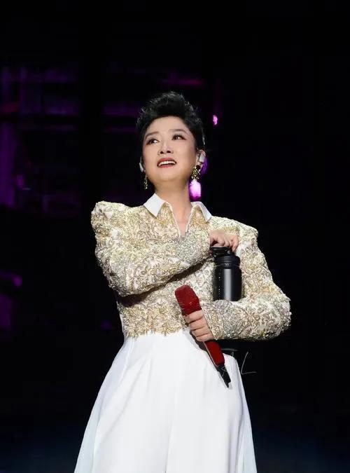 玲花青岛演唱会狂夸“不想走”！网友：这波安利我吃了！
都说明星跑通告是“打工人”