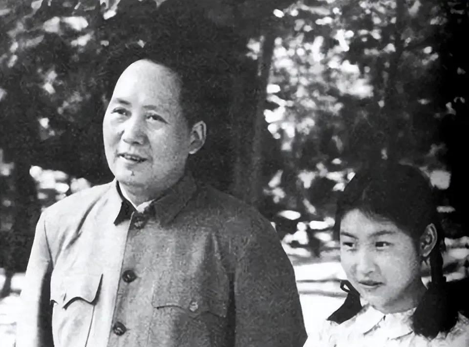 这张照片拍摄于1949年，李敏刚刚回到主席身边，她的表情有些害羞的样子。
用主席