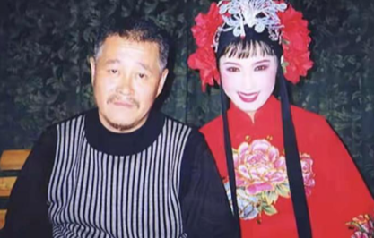 闫学晶和赵本山合影，岁月匆匆，转眼就过了数年。这些年来她的笑容没有变过，赵本山头