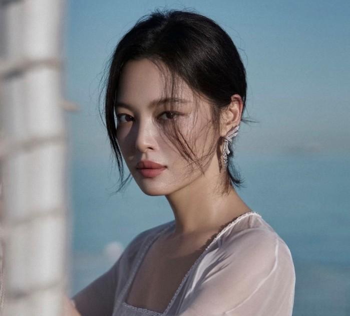 救命！辛芷蕾这次威尼斯红毯也太会了吧！她团队审美真的没话说！
一开始穿的黑色香奈