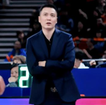 上海男篮主教练卢伟又阴阳洛夫顿？上海男篮大胜江苏赛季，上海男篮主教练卢伟是阴阳洛