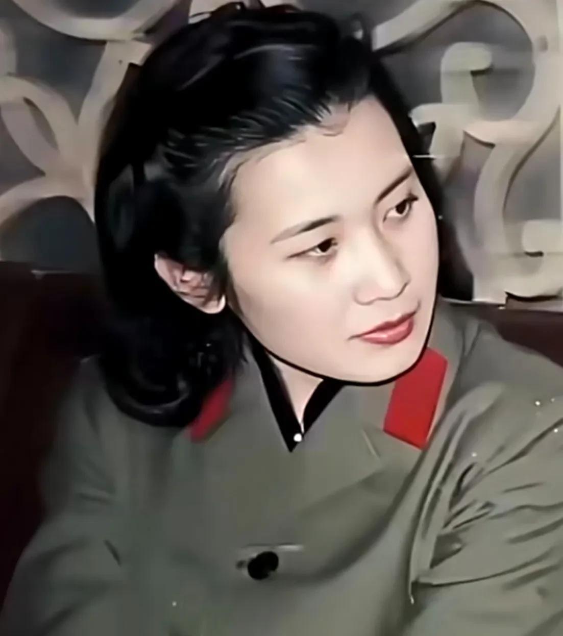这位英姿飒爽，漂亮的女军人是80年代的著名明星！她生于上海，长于上海，祖籍却是广