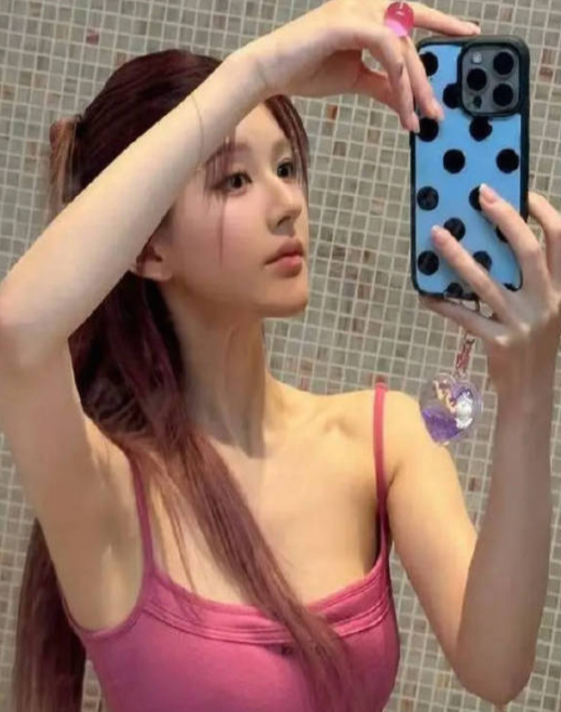 赵露思睡前自拍 玫红吊带凸显迷人锁骨