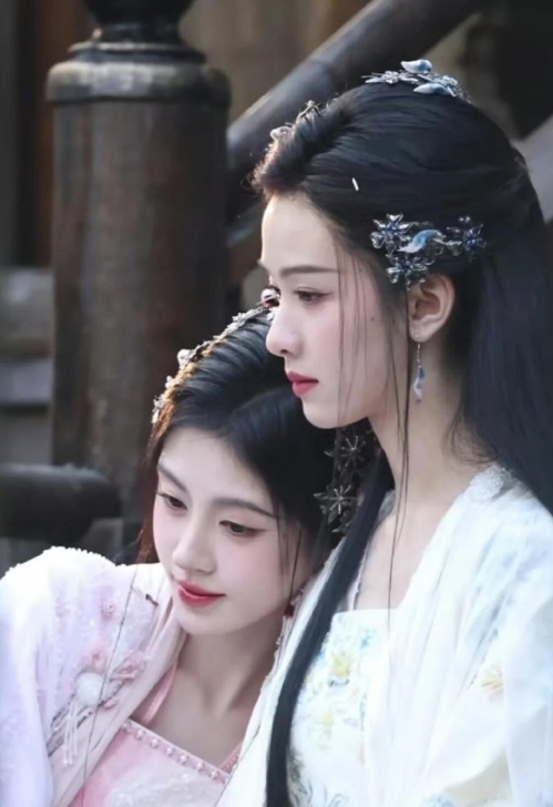 鞠婧祎和陈都灵好好磕，两个人的古装仙气飘飘，你们更喜欢谁呢？