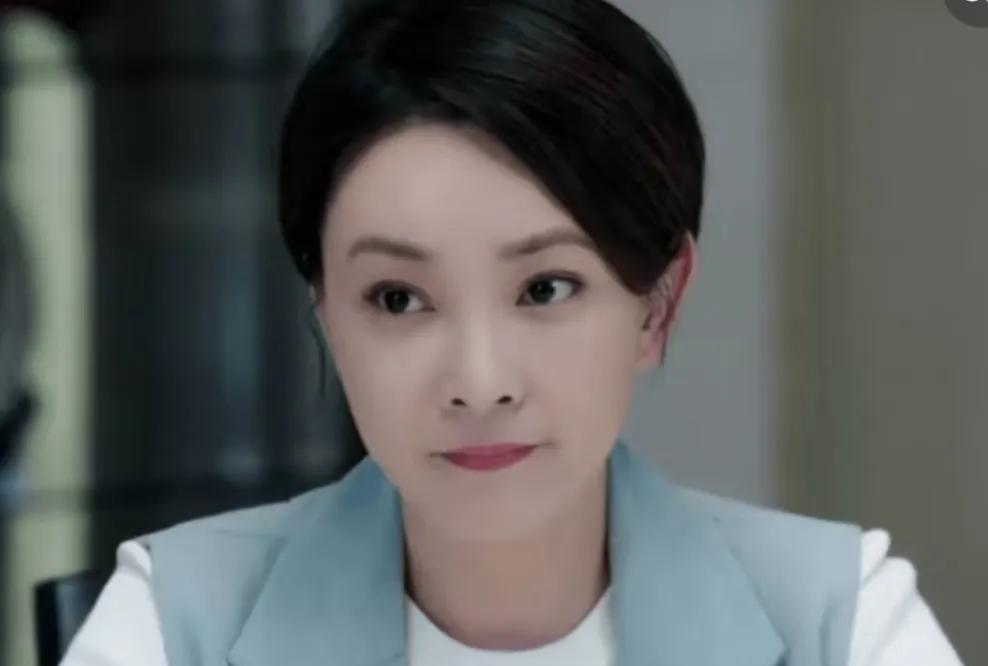 《主持人出道，演过女强人，刘威葳与张嘉译的过往藏着婚姻启示》