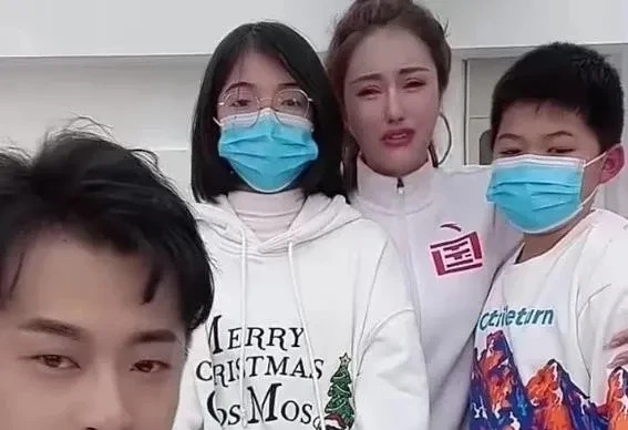 辛巴赵梦澈帮陈小硕抢孩子











凌晨三点，急促的电话铃声划破了寂