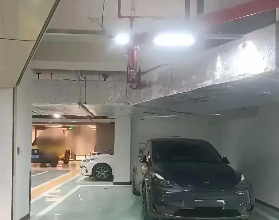“网友果然各个是人才！”男子吐槽邻居乱停车，把车轮都停到他的车位内，让他根本不好