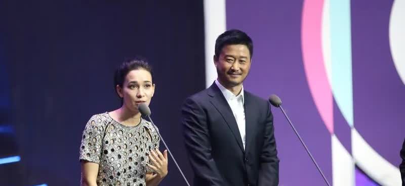 那尔那茜也太厉害了吧，正常来讲，不应该是她赔偿吴京钱吗？怎么到头来是吴京反倒赔给