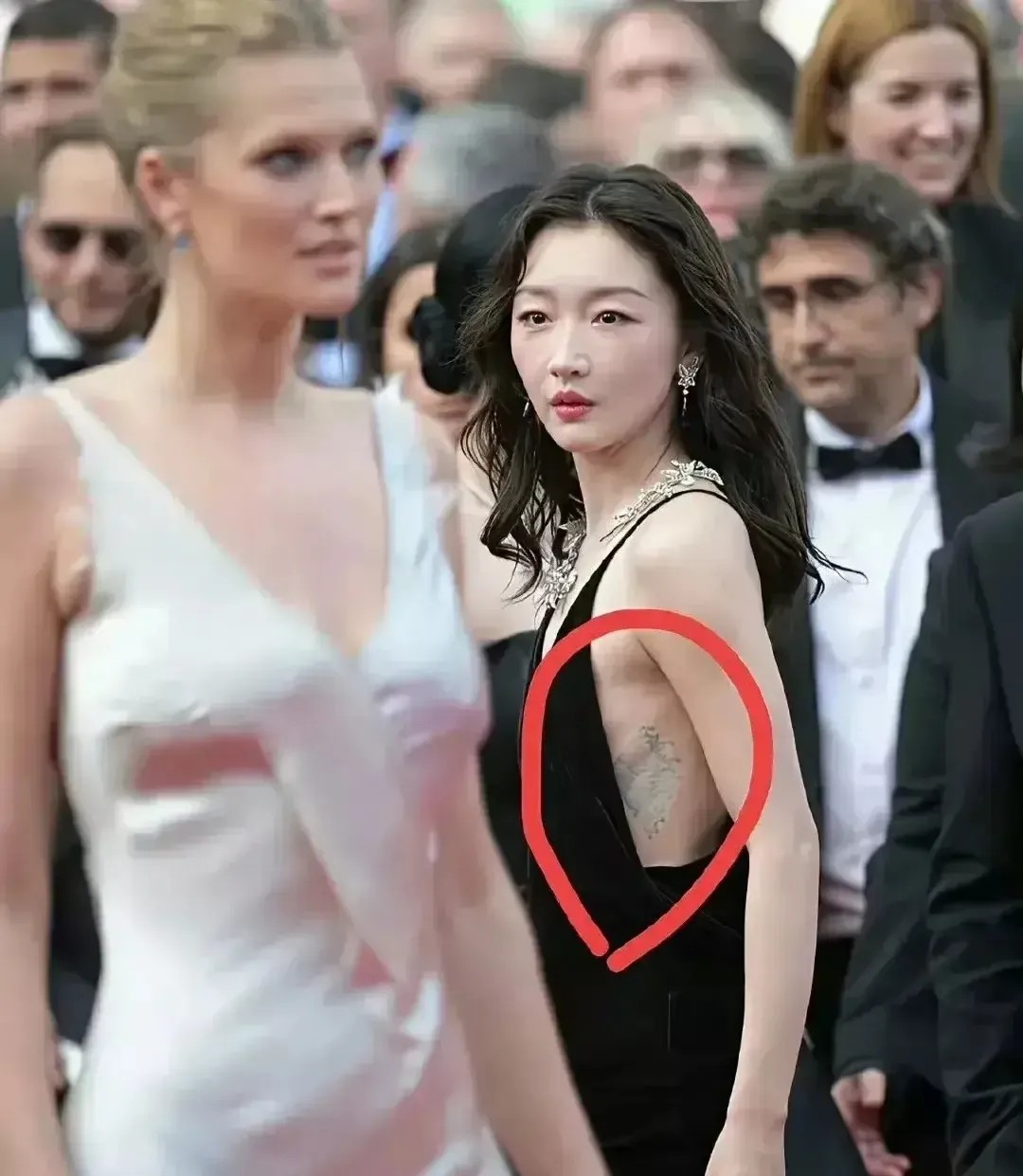 这样的女生，

估计不要彩礼，

也没多少人愿意娶吧。