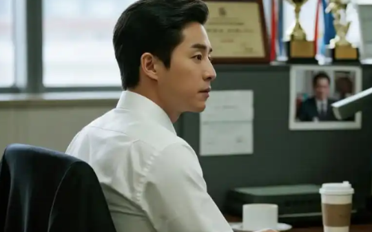 在海底30米潜水，男友突然在我潜水服上涂抹生血吸引鲨鱼，他上岸后等了一个半小时报警