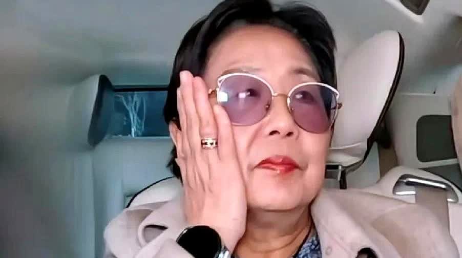 黄圣依的母亲热到额头一直出汗也不愿意脱掉外套，黄圣依怎么劝她都不肯，甚至黄圣依动