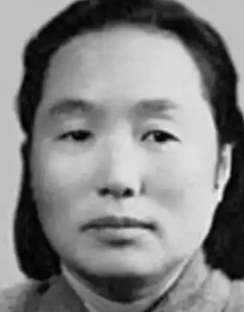 1937年，地主王学文发现一20岁女兵躺在家门口，见四下无人，他一下将女兵扛到了