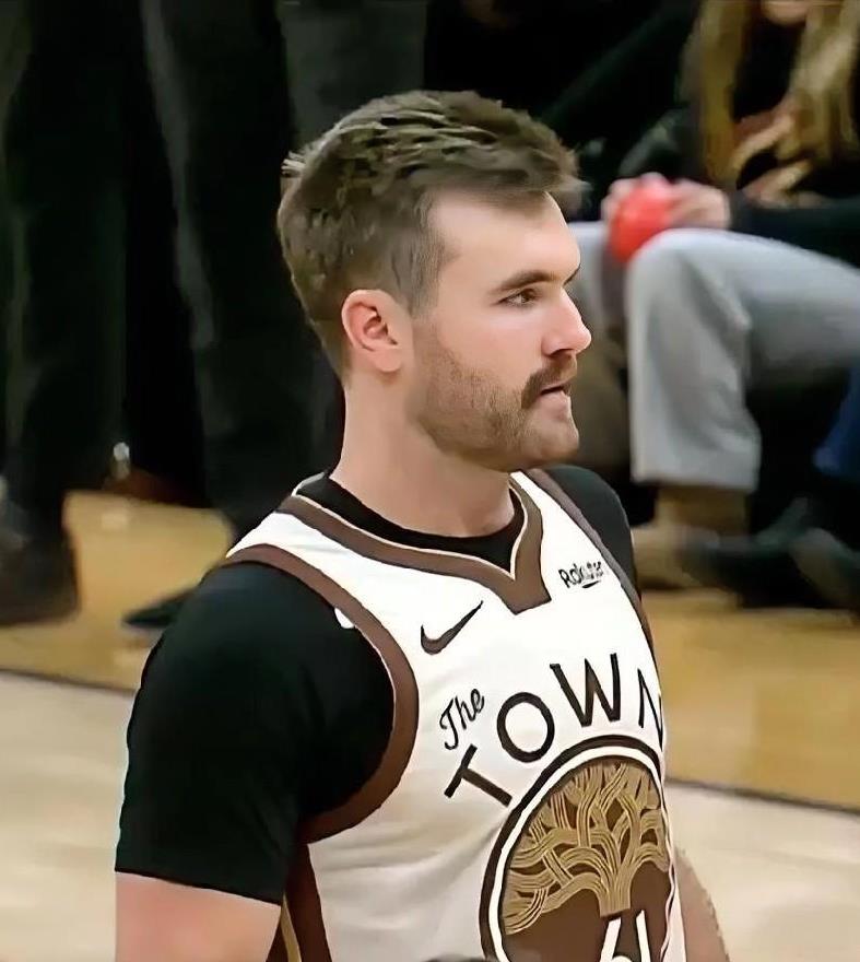 勇士该给他涨工资了吧！！！
板凳边缘球员斯宾塞连续4场比赛得分上双！！！
对阵公