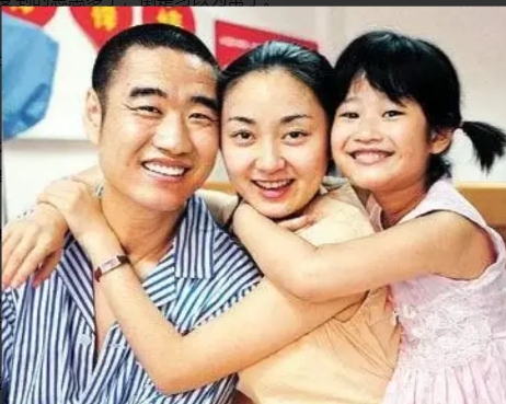 2005年，歌手丛飞患了胃癌，无奈断掉了对183个儿童的资助，有家长打电话质问：