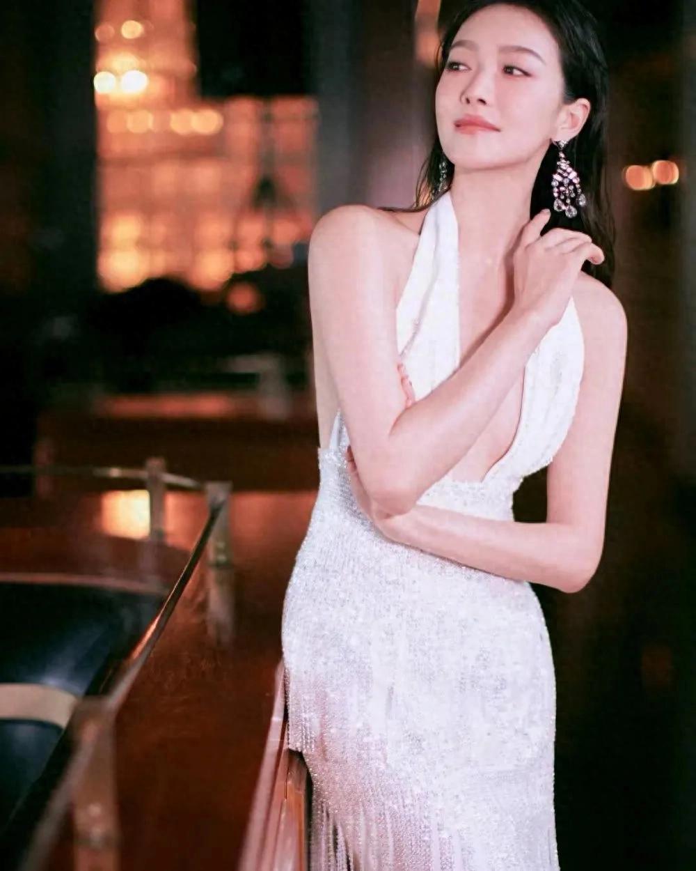 这个穿搭也太显宋茜的完美好身材。
