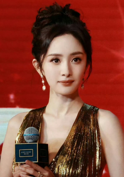 杨幂金色礼服​​​美得像刚从秀场上走下来的仙子！