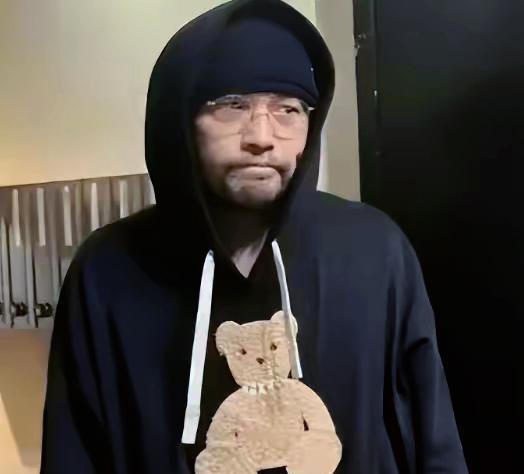 刷到周杰伦日本被偶遇的视频，真的差点没认出来！曾经舞台上又唱又跳的小公举，现在腰