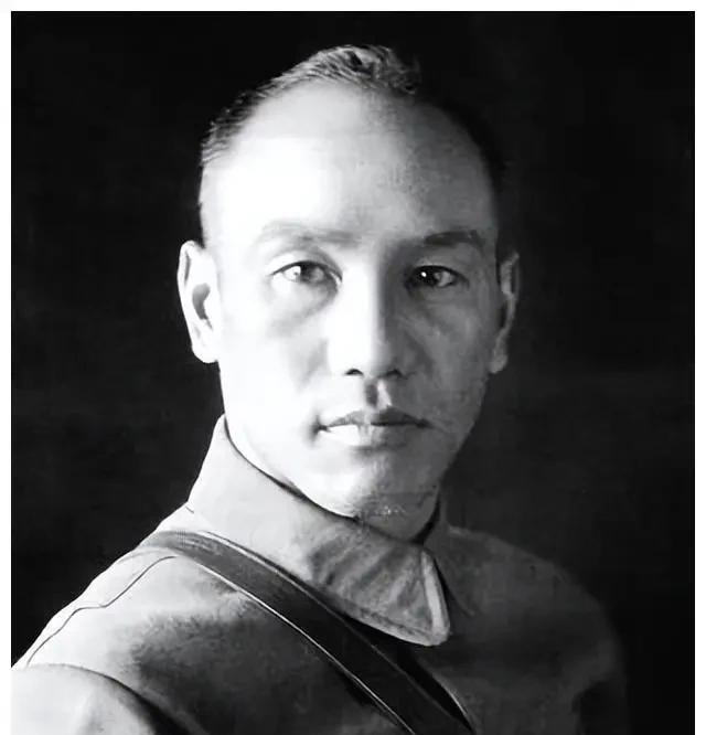 陈立夫将何云叫到南京，说：“准备让你给委员长当替身，你愿不愿意？”
1934年1