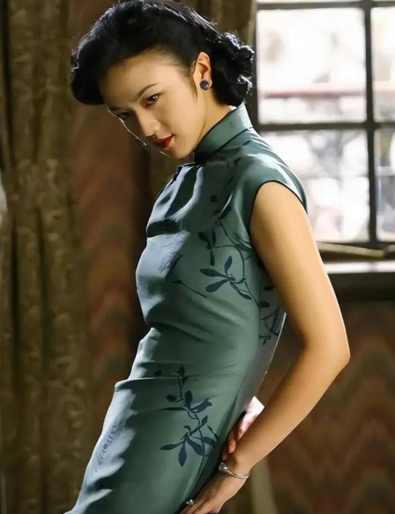 汤唯，我发现汤唯一件很严重的问题，汤唯自从和梁朝伟大尺度后………
好像就彻底退出