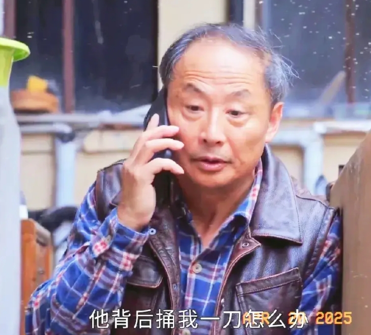 老爹专业户又来了《蛮好的人生》中女主胡曼黎的父亲胡得功，是由周野芒饰演。
在刚刚