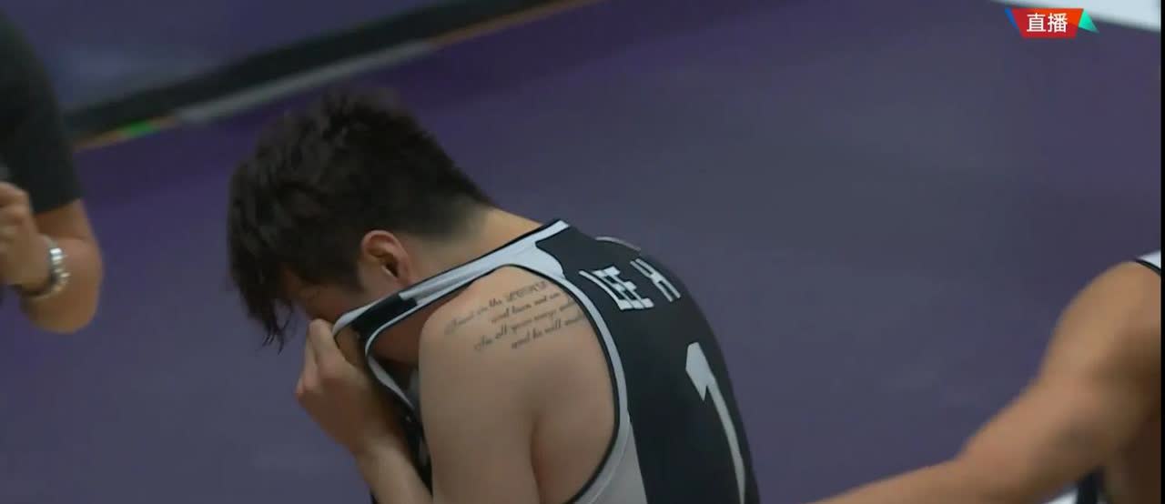 韩国男篮队员真是太爱哭鼻子了！今天韩国男篮在男篮亚洲杯1/4决赛中以71：79输