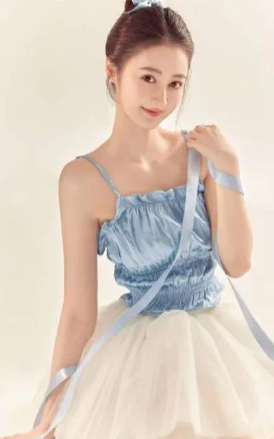 马泽涵是中国内地女演员，1996 年生。她身姿曼妙，有着芭蕾小仙女般的轻盈体态，
