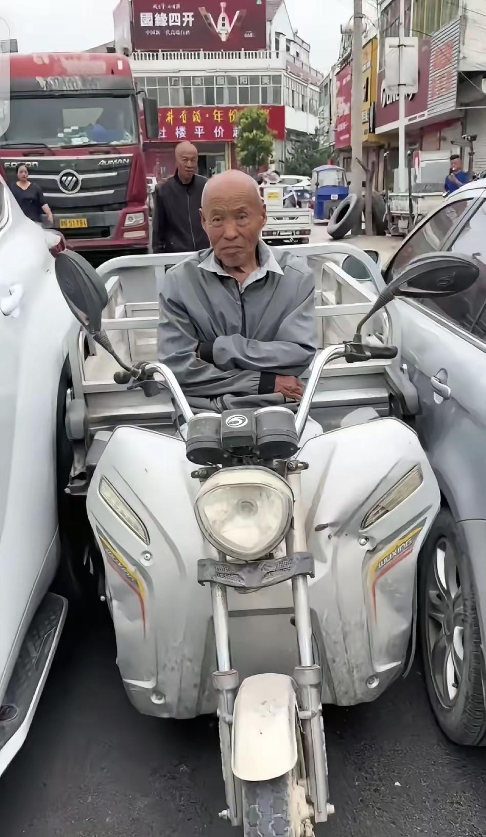 知道大爷为什么这么淡定吗？因为像他这个年纪正是闯的时候！  



这场景就发生