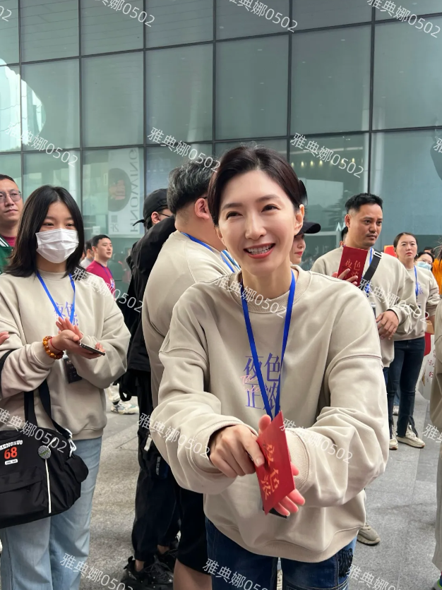 江疏影新剧开机生图！
本人脸小皮肤白，但是不年轻有点儿显老，侧脸好看正脸有点儿僵