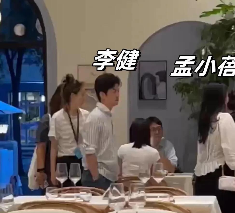 李健与妻子孟小蓓低调现身三亚度假，夫妻二人恩爱同行，孟小蓓虽身材发福仍气质出众，