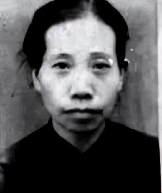 1938年凛冬，一位母亲带着儿子来到黄埔军校报考，招生官一句“您超龄”，却开启了
