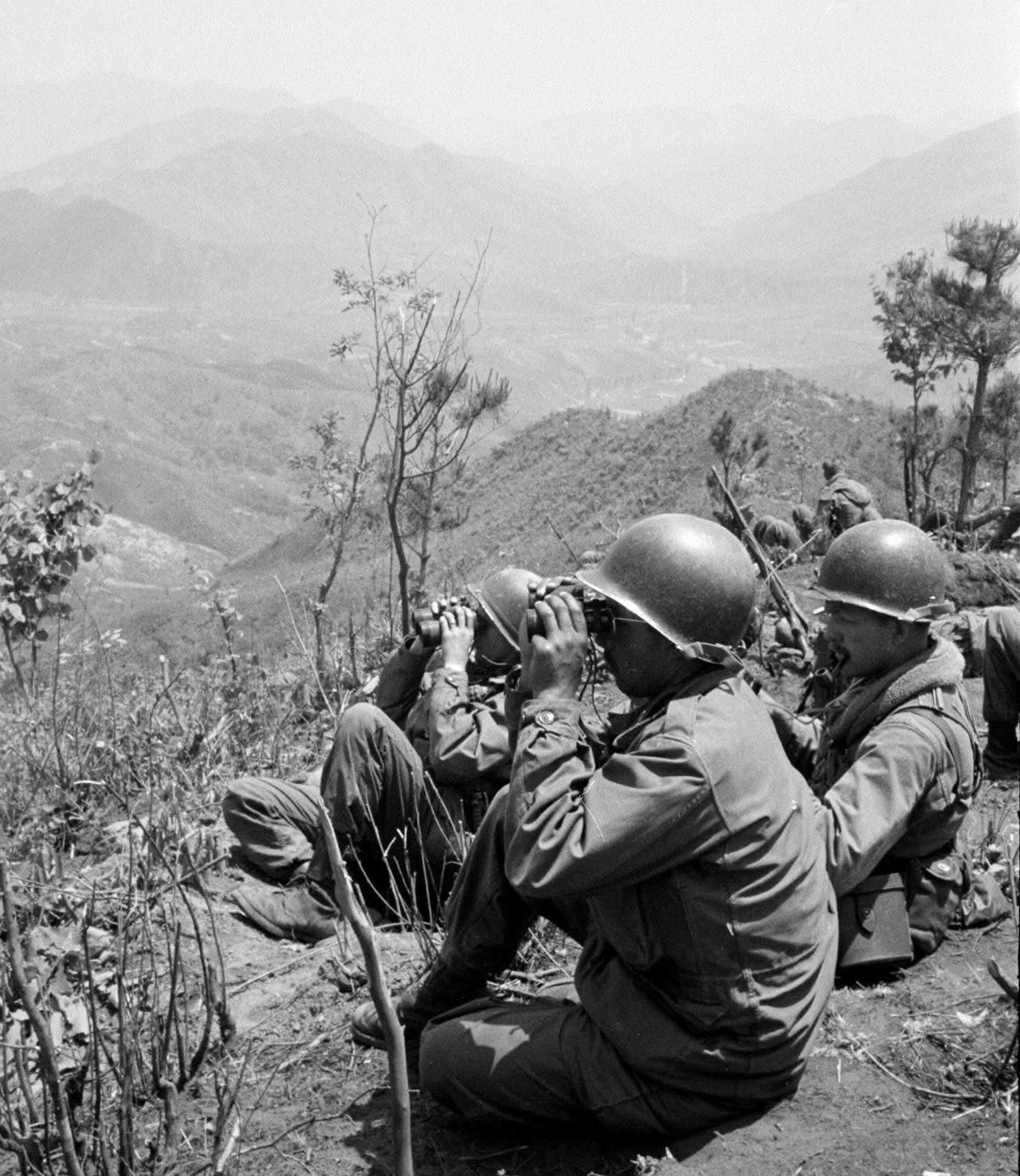 1951年，朝鲜战争期间朝鲜境内山顶上美军筑建的防御阵地。此时，中国人民志愿军已