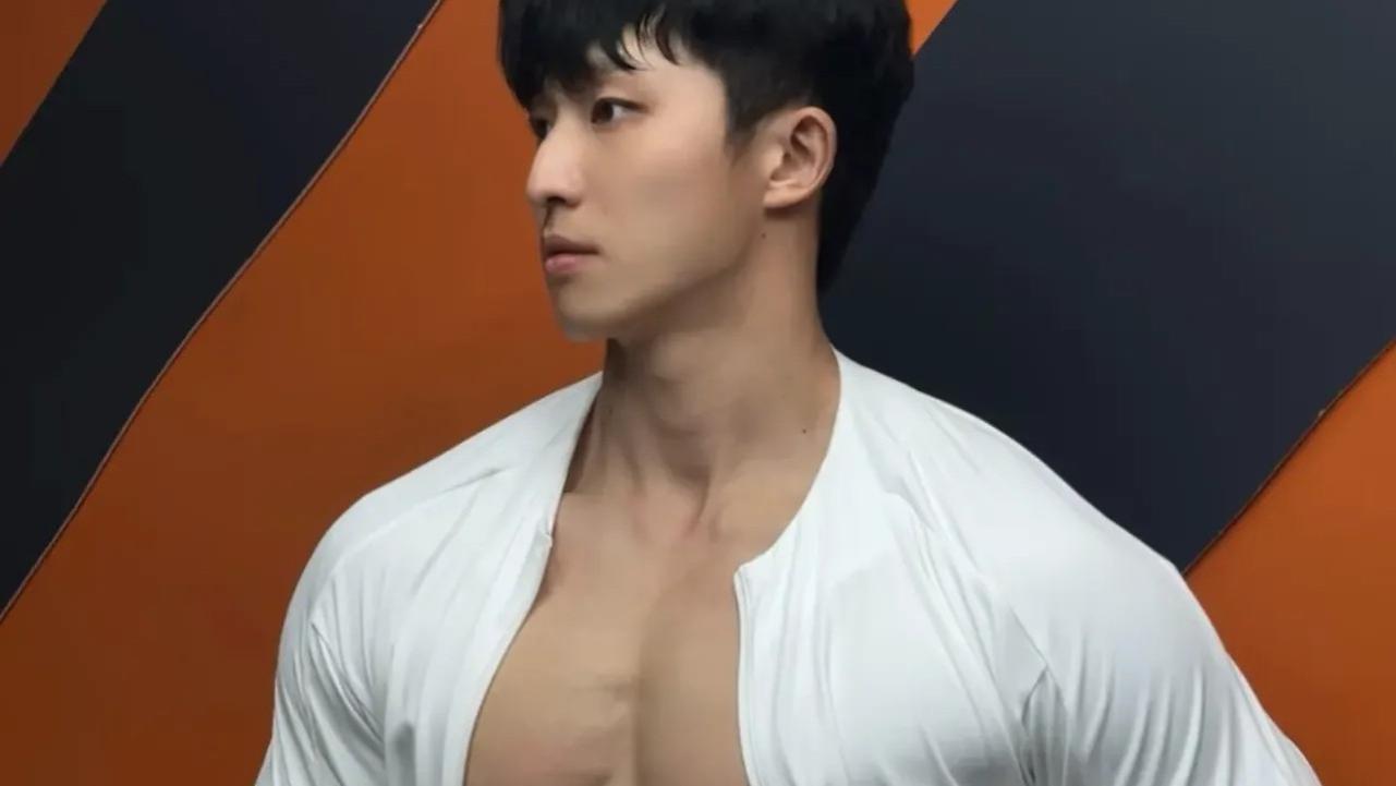 男生私下偷偷用镜子练眼神