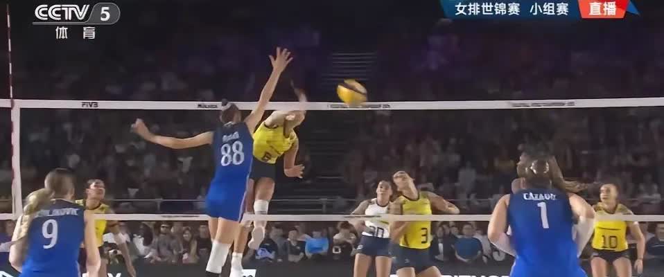 不知道的还以为法国女排是超级强队，因为巴西女排费了九牛二虎之力才把法国队拖入五局