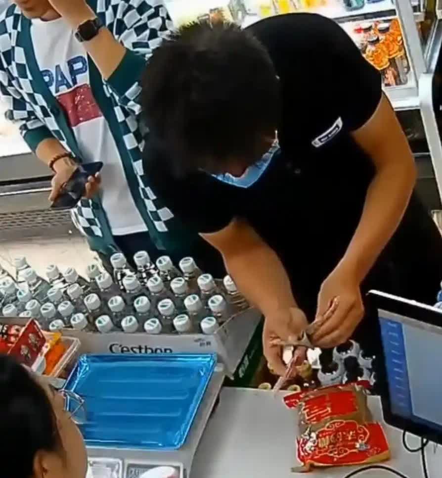 男子买东西上演骗术，被女老板一眼识破

江苏南通一家小商店里，老板娘正在整理