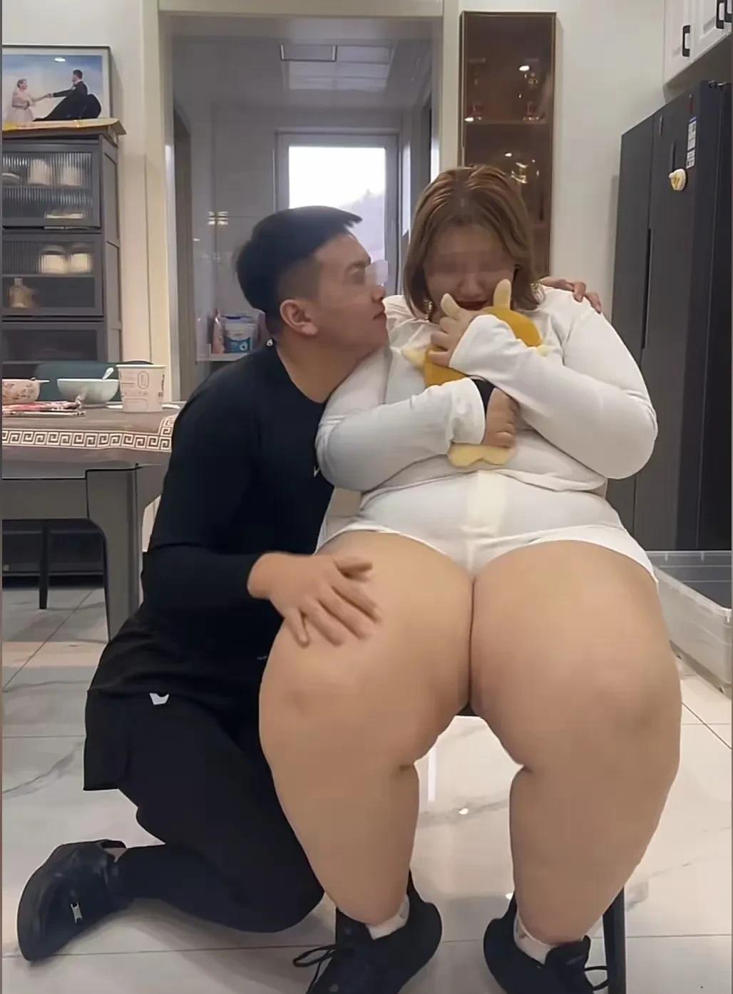 瞧这两口子，妻子体重400斤，比丈夫大十岁，出身知识分子家庭，是一个独生女。
丈