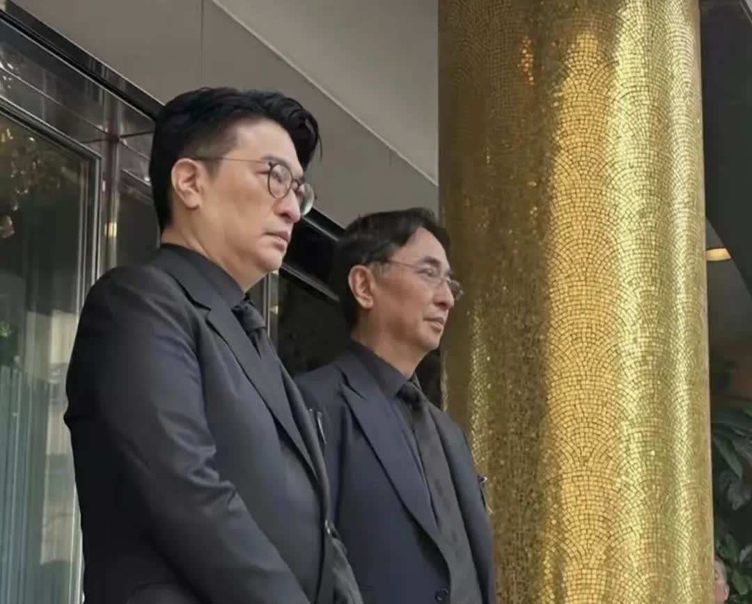 突然间觉得李家诚的长相跟哥哥李家杰的比起来，真的有点吃亏，因为是为失去父亲而悲伤