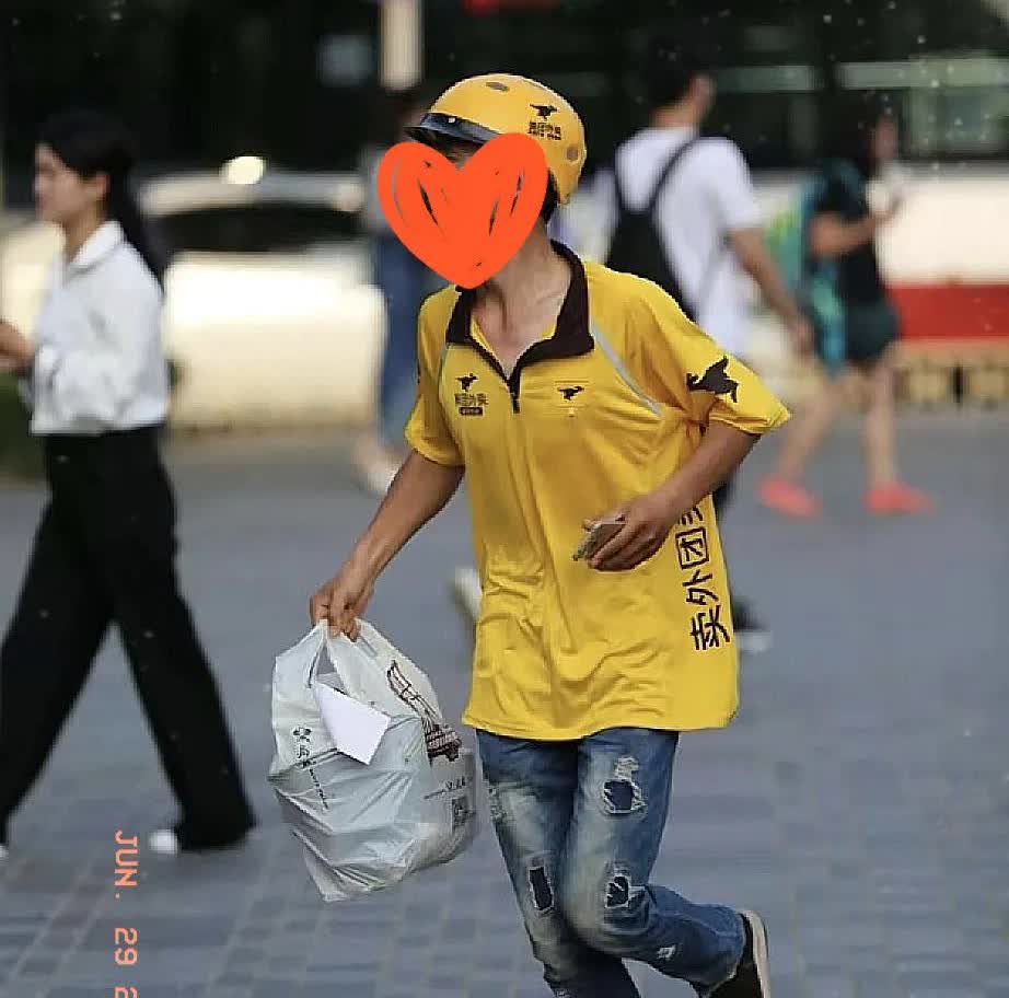 女子点外卖超时了

外卖小哥送到的时候给了她一个

6块钱的红包，说不要