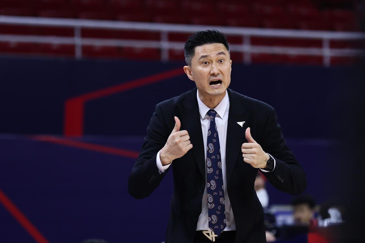 杜锋四大昏招断送比赛！
广东男篮客场被上海男篮逆转，个人认为杜锋问题最大，应变能