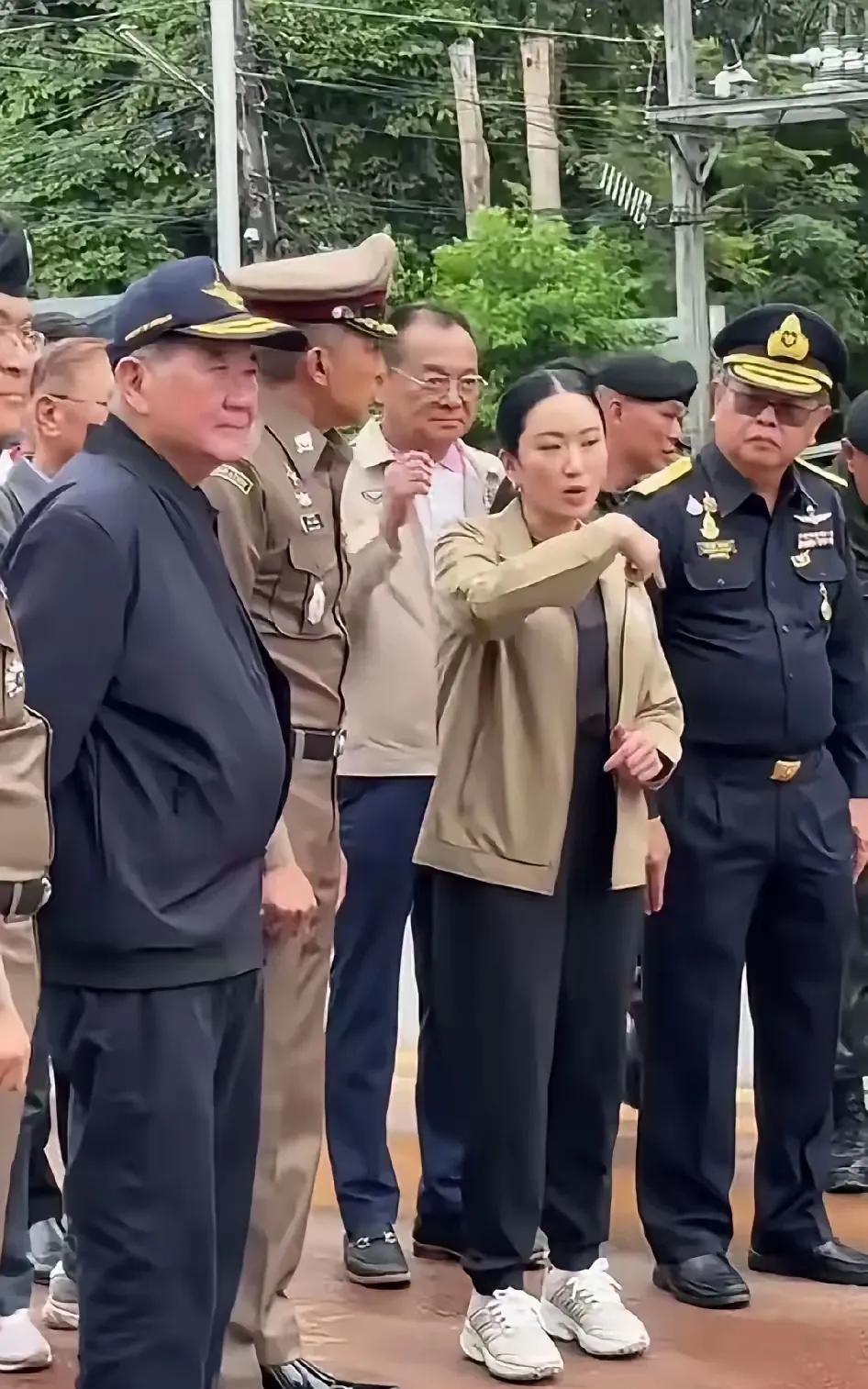 特朗普算不算干涉泰国和柬埔寨内政？26日，特朗普在苏格兰访问，他给柬埔寨首相洪码